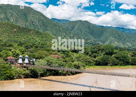 Santa Fe de Antioquia - Kolumbien. 29. Juli 2022. Alte westliche Hängebrücke über den Cauca River Stockfoto