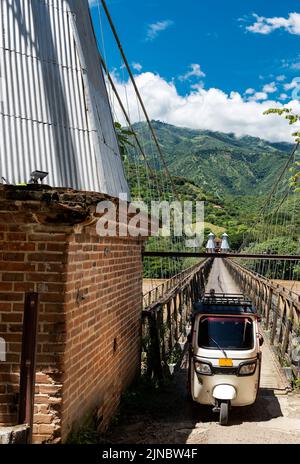 Santa Fe de Antioquia - Kolumbien. 29. Juli 2022. Alte westliche Brücke über den Cauca-Fluss Stockfoto