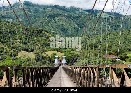 Alte westliche Brücke über den Fluss Cauca in Santa Fe de Antioquia, Kolumbien Stockfoto