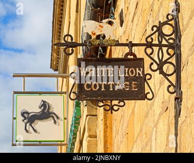 White Lion Cottage 1732, Lloyds, High St, Moreton-in-Marsh, Evenlode Valley, Cotswold District Council, Gloucestershire, England, Vereinigtes Königreich, GL56 0AY Stockfoto