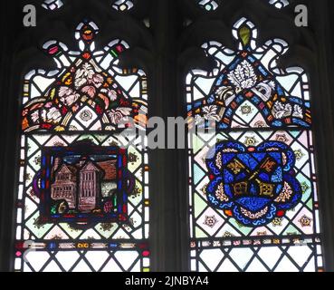 Buntglas in der St James Wool Church, Chipping Campden, Cotswolds, Oxfordshire, England, Großbritannien, GL55 6AA Stockfoto