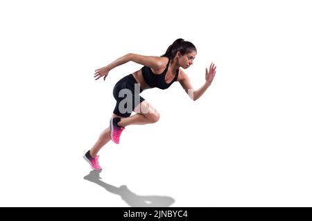 Athletische Frau läuft schnell isoliert auf weißem Hintergrund Stockfoto