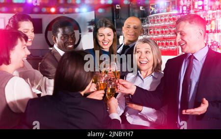 Internationale Gruppe von Geschäftsleuten, die mit Champagner toasten, h Stockfoto