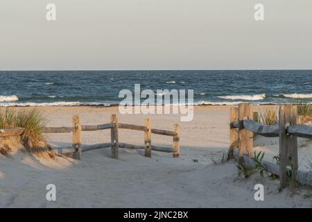 Spaziergang am frühen Abend am Strand in Avalon, New Jersey Stockfoto