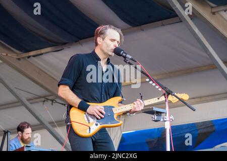 NEW ORLEANS, LA, USA - 29. APRIL 2022: Ben Gibbard und Zac Rae von Death Cab für Cutie treten beim New Orleans Jazz and Heritage Festival 2022 auf Stockfoto