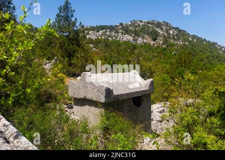 Zerstörte griechische Gräber und alte Bestattungen in der Nekropole des Südwestens in der antiken Stadt Termessos Stockfoto