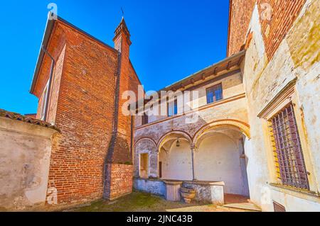 Die mittelalterlichen Mönchszellen aus Backstein des Klosters Certosa di Pavia, Italien Stockfoto