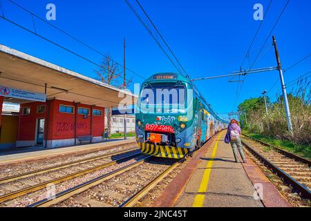 PAVIA, ITALIEN - 9. APRIL 2022: Italienischer Intercity-Zug auf dem Bahnhof Certosa di Pavia, am 9. April in Pavia, Italien Stockfoto