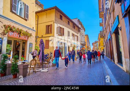 PAVIA, ITALIEN - 9. APRIL 2022: Am 9. April in Pavia, Italien, wandern die Menschen entlang der Fußgängerzone Corso Camillo Benso Cavour Straße im zentralen Bezirk Stockfoto