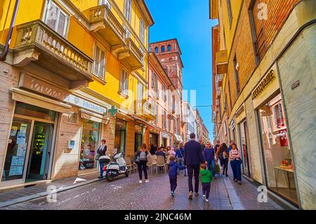 PAVIA, ITALIEN - 9. APRIL 2022: Am 9. April spazieren Sie entlang einer belebten Fußgängerzone im Herzen der Altstadt in Pavia, Italien Stockfoto