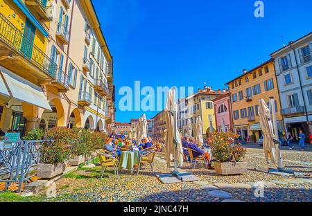 PAVIA, ITALIEN - 9. APRIL 2022: Outdoor Tabbles der Restaurants auf der Piazza della Vittoria, am 9. April in Pavia, Italien Stockfoto