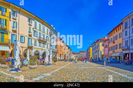 PAVIA, ITALIEN - 9. APRIL 2022: Panorama der Piazza della Vittorio, dem Hauptplatz der Stadt, am 9. April in Pavia, Italien Stockfoto