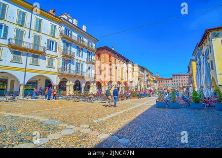 PAVIA, ITALIEN - 9. APRIL 2022: Die Piazza della Vittorio ist einer der besten Orte, um am 9. April in P in einem der zahlreichen Restaurants im Freien zu Abend zu essen Stockfoto