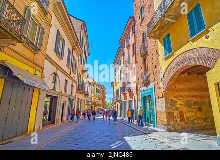 PAVIA, ITALIEN - 9. APRIL 2022: Strada Nuova ist eine moderne Straße im Herzen der Altstadt mit malerischen mittelalterlichen Herrenhäusern, am 9. April in Pavia, Italien Stockfoto