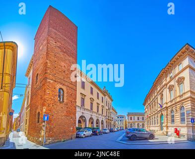 PAVIA, ITALIEN - 9. APRIL 2022: Panorama des zentralen Stadtteils mit Bürogebäuden und mittelalterlichem Turm, am 9. April in Pavia, Italien Stockfoto