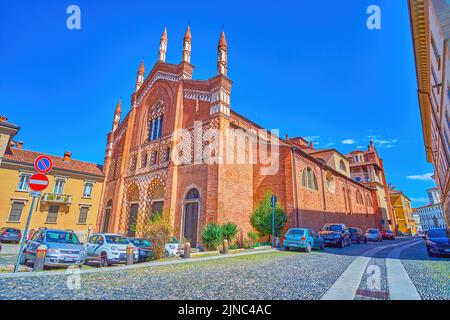 PAVIA, ITALIEN - 9. APRIL 2022: Die kontrastreiche Fassade der mittelalterlichen Kirche San Francesco Maggiore, am 9. April in Pavia, Italien Stockfoto