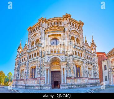 Panorama der Fassade mit Haupteingang Portal von Certosa di Pavia Kloster, Italien Stockfoto