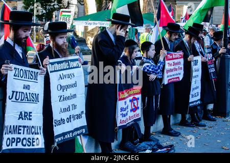 London, Großbritannien. 10.. August 2022. Mitglieder von Neturei Karta, einer Gruppe ultraorthodoxer Juden, die sich gegen den Zionismus einsetzen, halten bei einer Kundgebung für Palästina gegenüber der Downing Street Schilder ab, die den Staat Israel kritisieren. Mindestens 47 Palästinenser, darunter 16 Kinder, wurden bei einem dreitägigen Bombardement von Gaza durch israelische Truppen namens Operation Truthful Dawn getötet und Hunderte weitere verletzt. Kredit: Mark Kerrison/Alamy Live Nachrichten Stockfoto