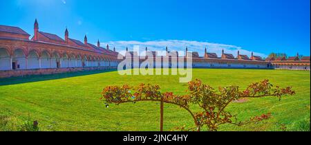 Das Grün des Grand Cloister und der Mönchszellen im Hintergrund, Kloster Certosa di Pavia, Italien Stockfoto