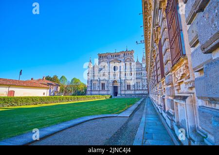 Der Innenhof des Klosters Certosa di Pavia mit einer malerischen Fassade der Kathedrale, Italien Stockfoto