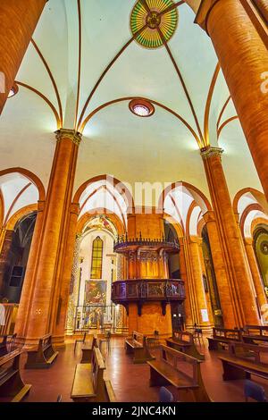 PAVIA, ITALIEN - 9. APRIL 2022: Das große Innere der Kirche Santa Maria del Carmine mit hohem Gewölbe und bescheidenen Dekorationen, am 9. April in Pavia, Ita Stockfoto