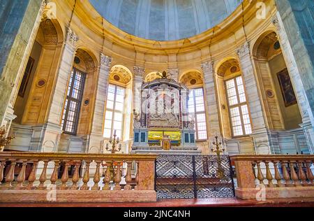 PAVIA, ITALIEN - 9. APRIL 2022: Der Altar von San Siro im Duomo di Pavia, am 9. April in Pavia, Italien Stockfoto