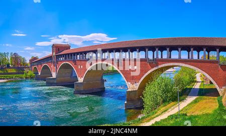 Panorama der überdachten Ponte Copetro Brücke über den Fluss Tessin, Pavia, Italien Stockfoto