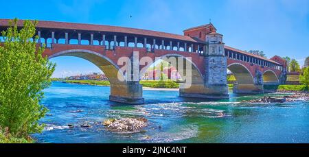 Panoramablick auf die rekonstruierte Ponte Coperto-Brücke über den Tessin in Pavia, Italien Stockfoto