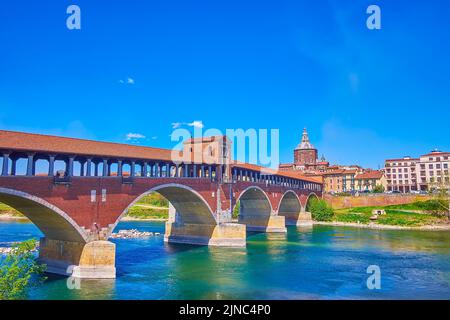 Hervorragend rekonstruierte Ponte Coperto Brücke mit mittelalterlicher Pavia Stadt im Hintergrund, Italien Stockfoto