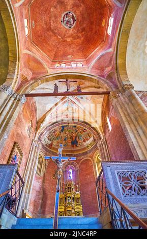 PAVIA, ITALIEN - 9. APRIL 2022: Der goldene Altar und das Kreuz in der Basilika San Michele Maggiore, am 9. April in Pavia, Italien Stockfoto