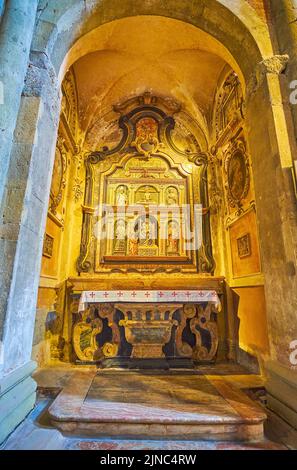 PAVIA, ITALIEN - 9. APRIL 2022: Der kleine chepel mit Steinaltar in der Kirche San Michele Maggiore, am 9. April in Pavia, Italien Stockfoto