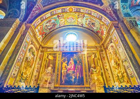 PAVIA, ITALIEN - 9. APRIL 2022: Die Kapelle mit wunderschönen mittelalterlichen Gemälden, Basilika San Michele Maggiore, am 9. April in Pavia, Italien Stockfoto