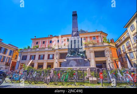 PAVIA, ITALIEN - 9. APRIL 2022: Piazza del Lino mit Denkmal für die Familie Cairoli, am 9. April in Pavia, Italien Stockfoto