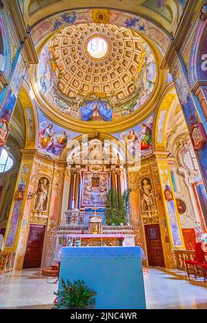 PAVIA, ITALIEN - 9. APRIL 2022: Das Presbyterium mit dem Hochaltar der Wallfahrtskirche Santa Maria di Canepanova, am 9. April in Pavia, Italien Stockfoto