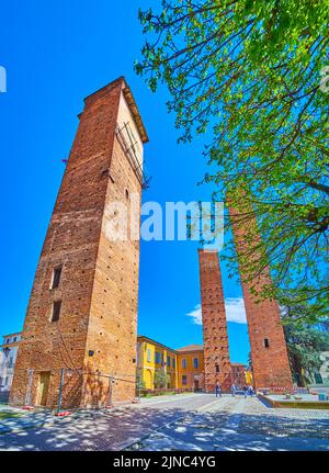 Alte mittelalterliche Türme auf der Piazza Leonardo da Vinci im Zentrum von Pavia, Italien Stockfoto