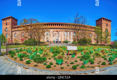 Panorama von Schloss Visconti und großem Park in Pavia, Italien Stockfoto