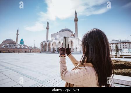 Frau, die eine wunderschöne Moschee in der türkei von konya fotografiert Stockfoto