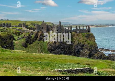 Dunluce Castle, in der Nähe von Bushmills, Antrim, Nordirland Stockfoto