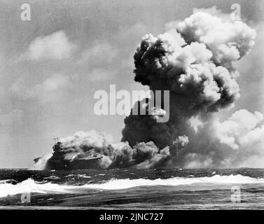 Die US-amerikanische Fluggesellschaft Wasp brennt, nachdem sie am 15. September während der Invasion von Guadalcanal von japanischen U-Boot-Torpedos getroffen wurde. Stockfoto