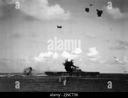 Während der Schlacht von Santa Cruz, 26. Oktober 1942, explodiert ein beschädigter japanischer Tauchbomber auf dem Deck des US Navy-Flugzeugträgers USS Hornet. Stockfoto