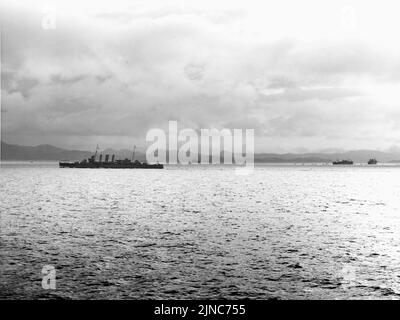 HMAS Canberra schützt drei alliierte Transportschiffe, die während des Guadalcanal-Feldzugs WW2 Truppen und Vorräte auf der Insel Tulagi entladen Stockfoto