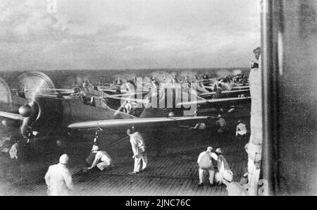 A6M2 Zero-Kämpfer bereiten sich auf den Start von Akagi als Teil der zweiten Welle während des Angriffs auf Pearl Harbor vor Stockfoto