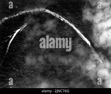Akagi (rechts, teilweise von Wolken verdeckt) ergreift Ausweichmanöver während eines Luftangriffs der US B-17s kurz nach 08:00 am 4. Juni 1942. Das nachlaufende Schiff links ist wahrscheinlich der Flugzeugarderzerstörer des Trägers, Nowaki. Das Foto wurde von einer der angreifenden B-17s aufgenommen Stockfoto