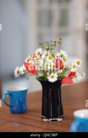 Schöner Blumenstrauß. Bouquet mit verschiedenen Arten von Blumen. Stockfoto