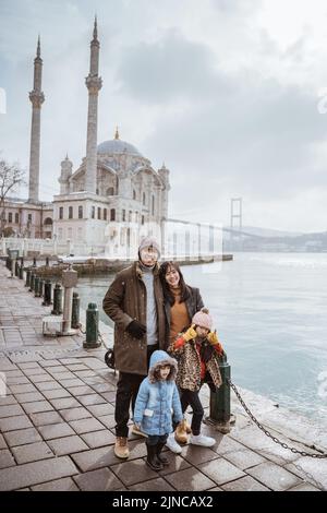 Familienportrait vor der schönen ortakoy Moschee Stockfoto