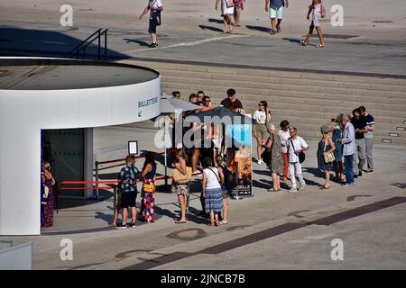 Marseille, Frankreich. 08. August 2022. Am Eingang der Villa Méditerranée, in der sich die Nachbildung der Grotte Cosquer in PACA befindet, sind Menschen zu sehen. Die Nachbildung der Grotte Cosquer wurde dem Gebäude der Villa Méditerranée in Marseille zurückgegeben. Kredit: SOPA Images Limited/Alamy Live Nachrichten Stockfoto