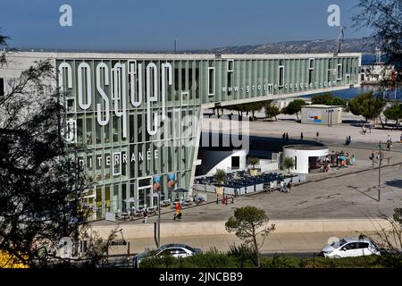 Marseille, Frankreich. 08. August 2022. Gesamtansicht der Villa Méditerranée, in der die Nachbildung der Grotte Cosquer in PACA untergebracht ist. Die Nachbildung der Grotte Cosquer wurde dem Gebäude der Villa Méditerranée in Marseille zurückgegeben. (Foto von Gerard Bottino/SOPA Images/Sipa USA) Quelle: SIPA USA/Alamy Live News Stockfoto