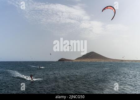 El Medano, Spanien. 26.. Juli 2022. Kitesurfer gesehen Reiten am Strand von El Medano, auf Teneriffa. Die wichtigsten Hotspots auf Teneriffa, auf den Kanarischen Inseln, füllen sich im Sommer mit Touristen. (Foto von Hugo Amaral/SOPA Images/Sipa USA) Quelle: SIPA USA/Alamy Live News Stockfoto