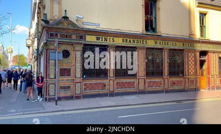 Berühmte Crown Bar in Belfast - BELFAST, Großbritannien - 25. APRIL 2022 Stockfoto