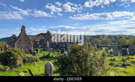 Antiker Friedhof und Ruinen einer Kirche in Nordirland Stockfoto